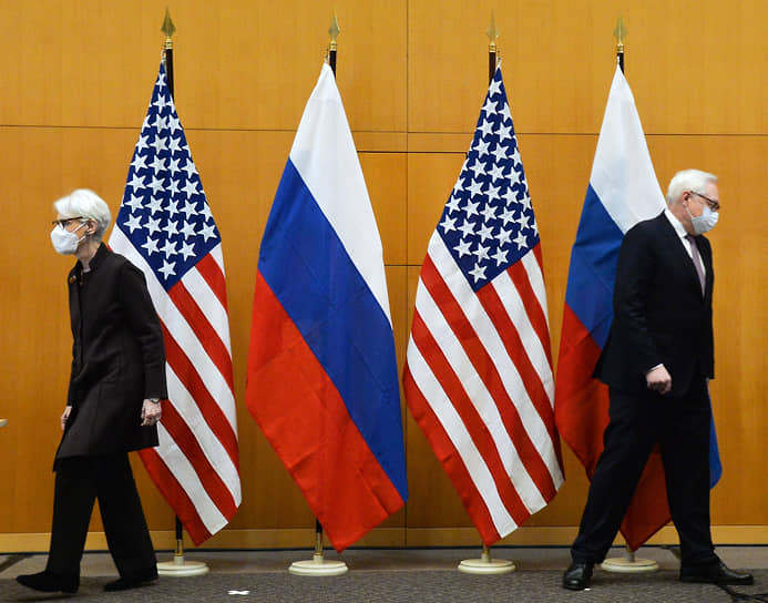 По итогам встречи в Женеве обе стороны (на фото: главы делегаций США и РФ Уэнди Шерман и Сергей Рябков) выразили надежду на скорое продвижение. Правда, пока неясно, куда они движутся