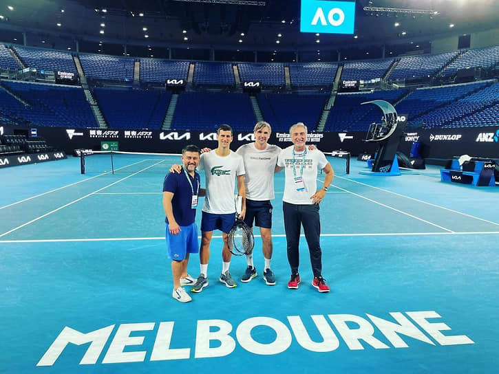 Сербский теннисист Новак Джокович (второй слева) после решения судьи об отмене аннулирования его визы приступил к тренировкам в Мельбурне