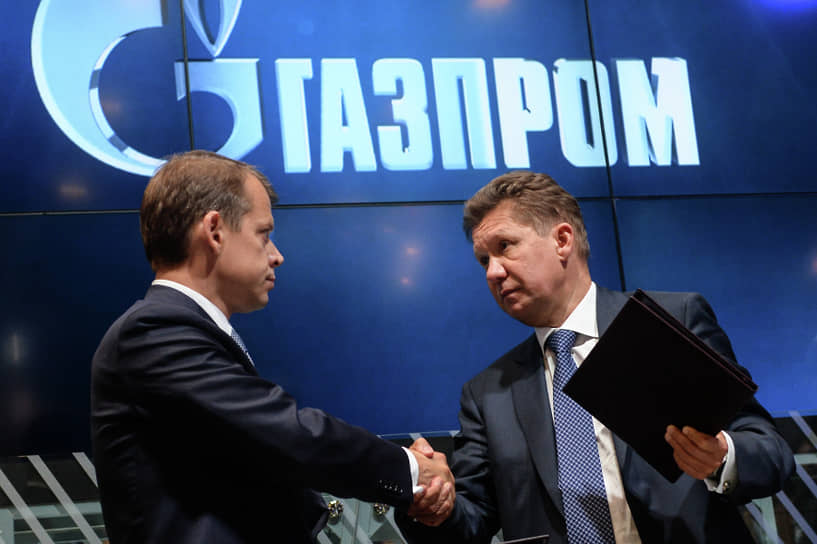 Генеральный директор «Русгаздобычи» Артем Оболенский (слева) и глава «Газпрома» Алексей Миллер на ПМЭФ в 2016 году