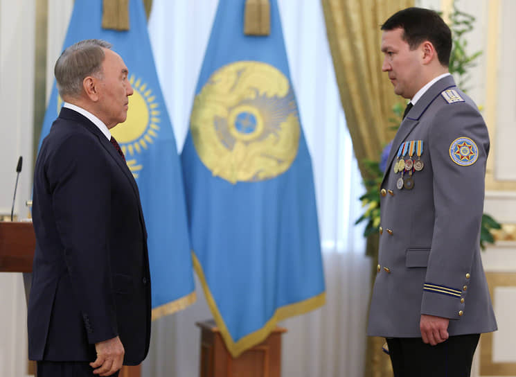 Племянник Нурсултана Назарбаева Самат Абиш (справа) лишился поста первого замглавы Комитета нацбезопасности после громких отставок зятьев первого президента