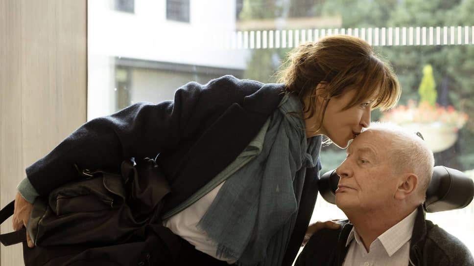 Крайние формы любви дочери (Софи Марсо) к безнадежно больному отцу (Андре Дессолье) Озон изображает мягко-примирительно