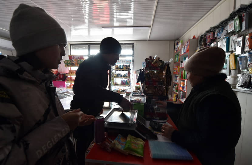 Люди в продуктовом магазине во время блэкаута в Бишкеке