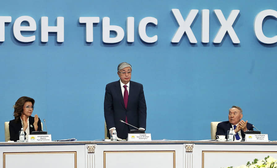 Президент Казахстана Касым-Жомарт Токаев (в центре) на съезде партии «Нур Отан»
