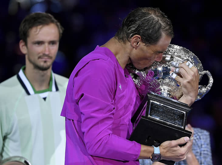 В финале Australian Open Рафаэль Надаль (с кубком) снова, как и в финале US Open 2019 года, в пяти сетах обыграл Даниила Медведева