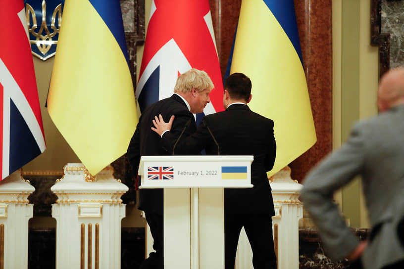«Сегодня наши нации объединились ради мира — мира в Украине, Европе, объединились для недопущения новой войны»,— сказал Владимир Зеленский (справа), комментируя свою встречу с Борисом Джонсоном
