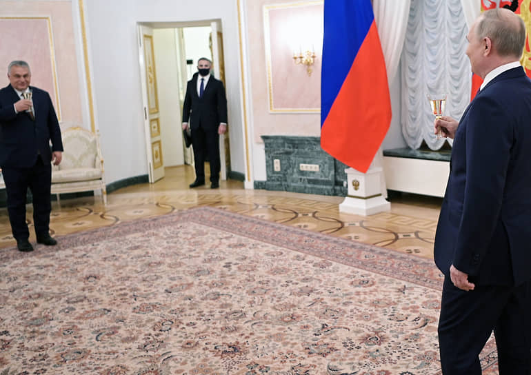 Владимир Путин и Виктор Орбан после переговоров по-товарищески выпили шампанского