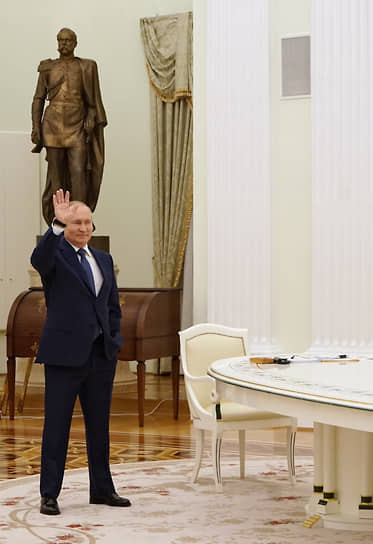 Владимир Путин приветствовал Эмманюэля Макрона с расстояния в пять метров
