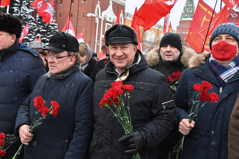 Обвинения в незаконной охоте не лишили Валерия Рашкина (в центре) поддержки товарищей по партии