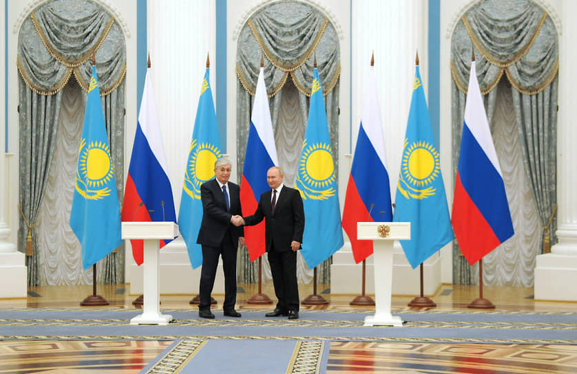 Касым-Жомарт Токаев оказался гораздо ближе к Владимиру Путину, чем Эмманюэль Макрон. Примерно на пять метров