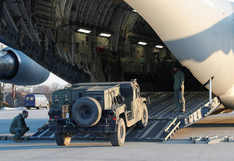 Военно-транспортные самолеты из США и других стран НАТО один за другим садятся в киевском аэропорту Борисполь, доставляя на Украину вооружения и боеприпасы