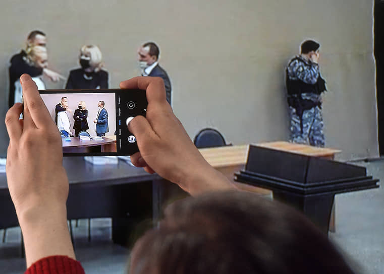 Завершив первое заседание, суд согласился сделать в процессе перерыв для трехдневного свидания заключенного Алексея Навального с женой Юлией (слева)