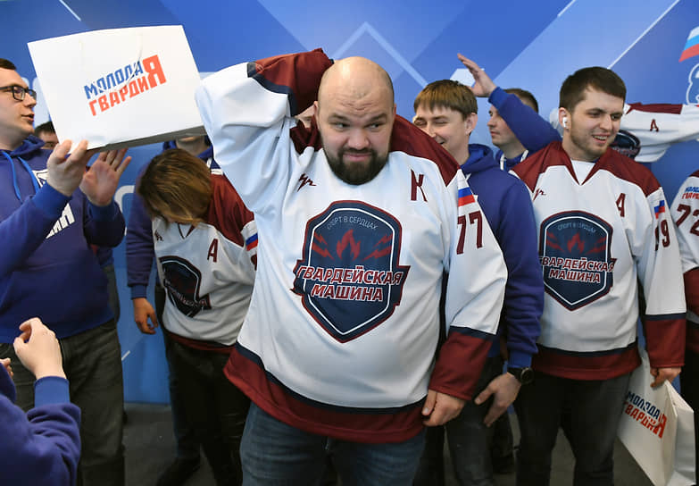 Ударную работу на съезде лидер МГЕР Антон Демидов (в центре) и его соратники отметили отдыхом на хоккейном катке