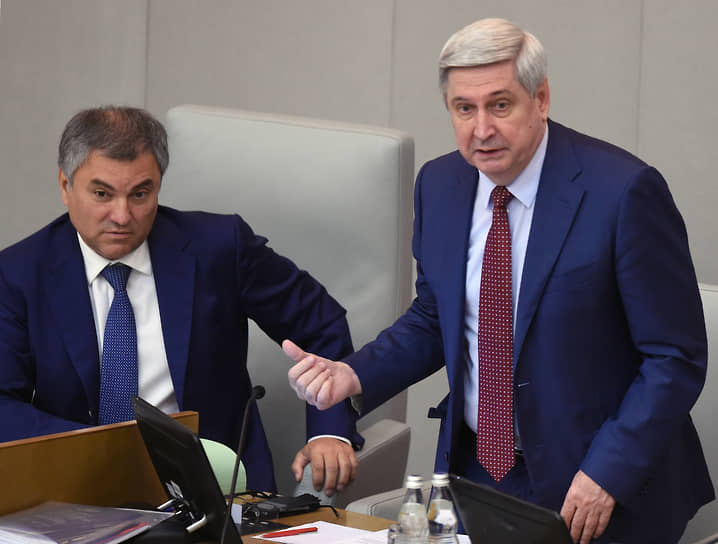 Председатель Госдумы  Вячеслав Володин (слева) и первый заместитель председателя Госдумы  Иван Мельников в 2018 году