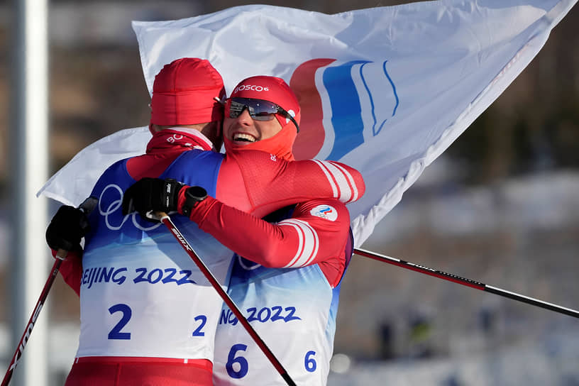 Российские лыжники завоевали в Пекине четыре золотые, четыре серебряные и три бронзовые медали. На фото: Александр Большунов (№2) и Денис Спицов, занявшие в скиатлоне первое и второе места