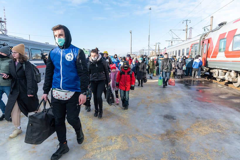 Встреча первого поезда с беженцами из Донецкой народной республики на железнодорожном вокзале «Воронеж-1»