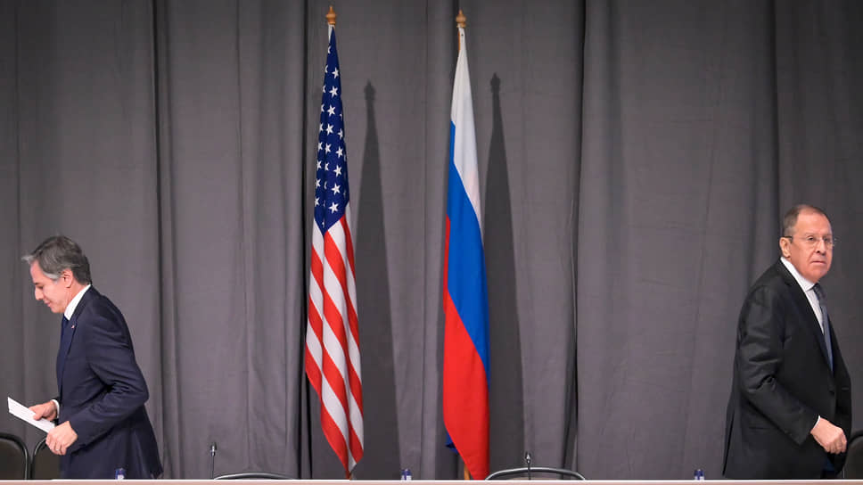 Глава МИД РФ Сергей Лавров и госсекретарь США Энтони Блинкен должны были встретиться в четверг в Женеве. Но Вашингтон отменил встречу