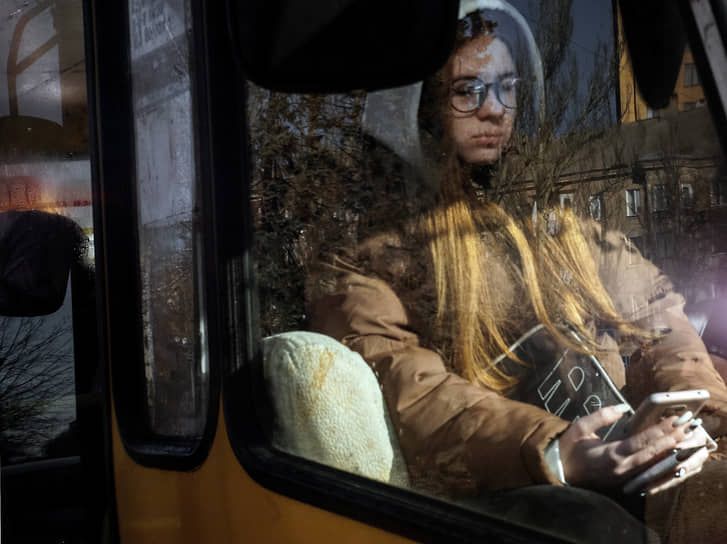 Беженцы в автобусах направляются как в сторону российской границы, так и от нее