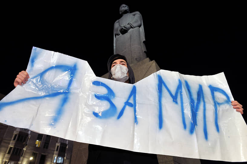 Участников антивоенной акции вечером в четверг можно было встретить на нескольких улицах и площадях центра Москвы
