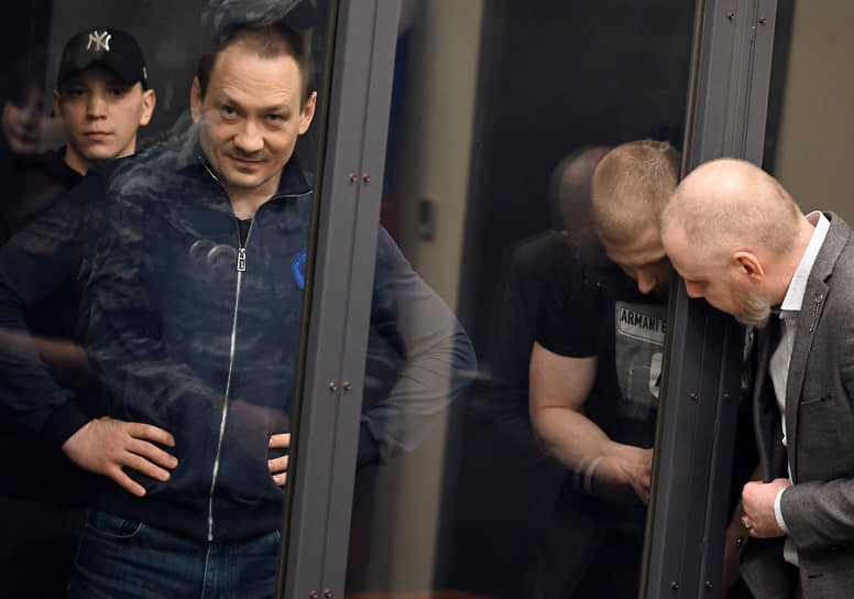Слева направо: бывшие полицейские Акбар Сергалиев, Игорь Ляховец и Максим Уметбаев в суде