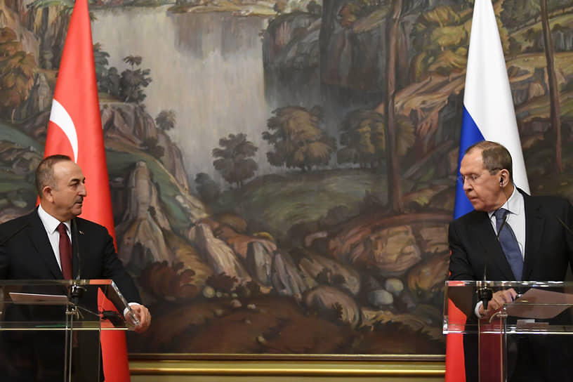 Переговоры министра иностранных дел России Сергея Лаврова (справа) с министром иностранных дел Турции Мевлютом Чавушоглу 16 марта