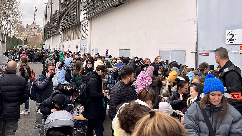 Как корреспондент “Ъ” побывал в Центре приема беженцев в Париже