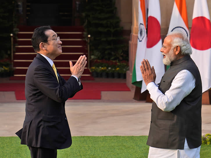 Премьер-министры Японии и Индии Фумио Кисида (слева) и Нарендра Моди