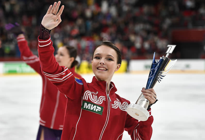 Выиграв Кубок «Первого канала», олимпийская чемпионка Анна Щербакова, которой сегодня исполняется 18 лет, сделала себе отличный подарок на день рождения