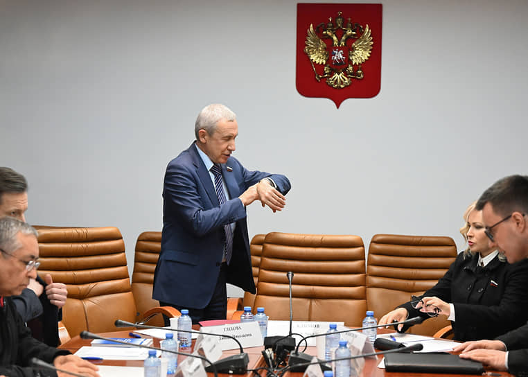Глава комиссии Совета федерации по защите госсуверенитета РФ Андрей Климов полагает, что времени у «пятой колонны» в России осталось немного