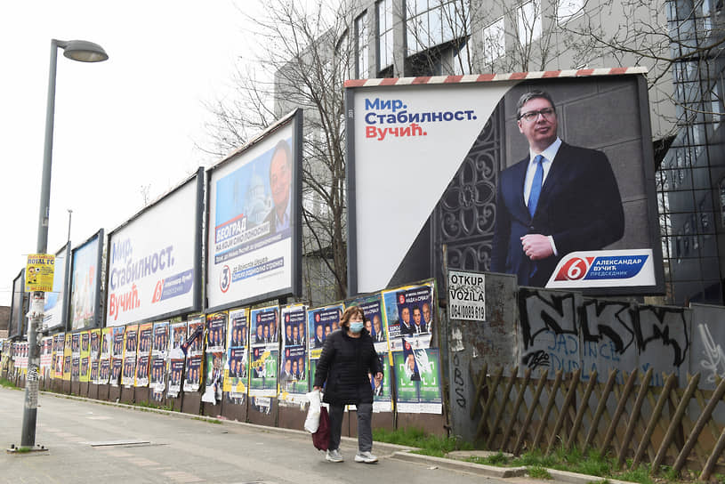 В Евросоюзе вошли в положение президента Сербии Александра Вучича (на плакате). Там понимают: присоединение к антироссийским санкциям означает для него потерю голосов многих избирателей, и потому в Брюсселе терпеливо ждут окончания выборов