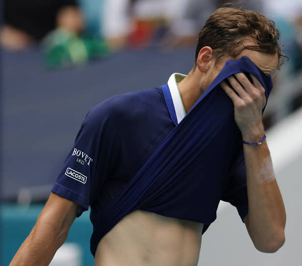 Поражение от поляка Хуберта Хуркача в Майами не позволило Даниилу Медведеву снова возглавить рейтинг ATP
