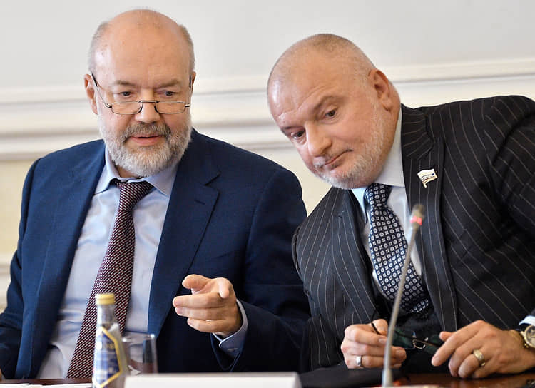 Павел Крашенинников (слева) и Андрей Клишас разглядели в УК статью, которая способна убедить работающих в России бизнесменов не исполнять антироссийские санкции