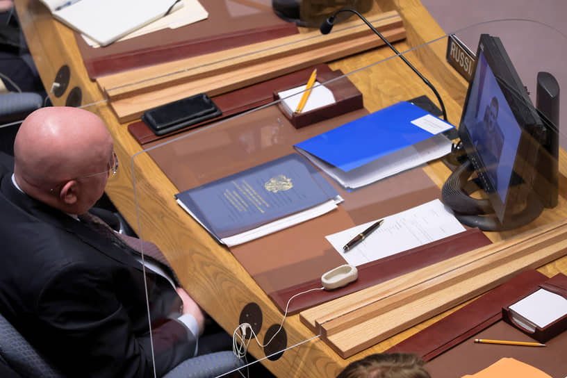 Постпред России при ООН Василий Небензя брал слово дважды, чтобы вновь и вновь опровергать «бездоказательные и огульные обвинения» в адрес российских военных