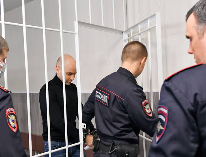 Андрей Пивоваров (слева) отказался понимать предъявленное ему обвинение, даже если его «прочитают три раза»