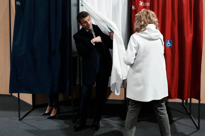 Президент Франции Эмманюэль Макрон на избирательном участке 10 апреля 
