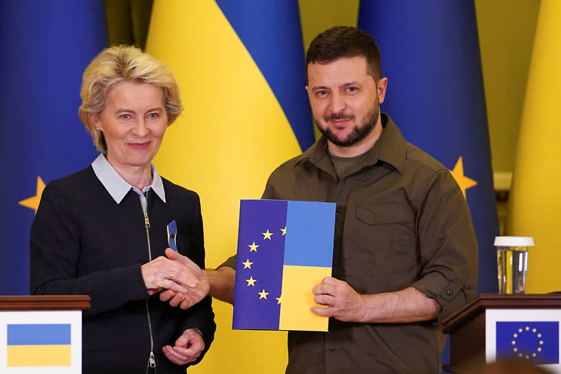 Председатель Еврокомиссии Урсула фон дер Ляйен вручила президенту Украины специальную анкету для будущих кандидатов в члены Евросоюза