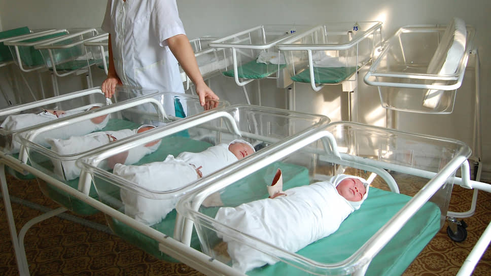 Новорожденные младенцы в роддоме Димитровграда