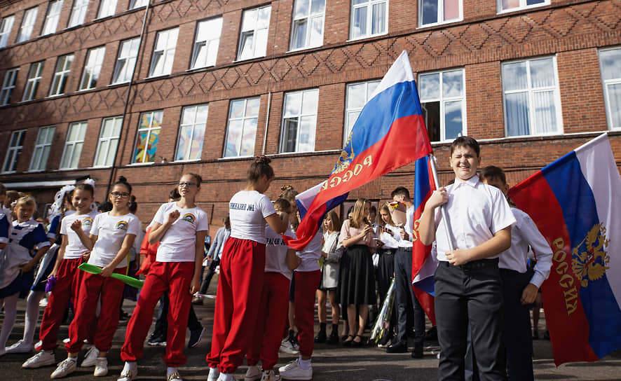 Процедуру поднятия флага в Минпросвещения предлагают внедрить в качестве важного элемента воспитания школьников