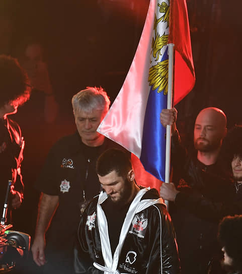 Чемпиону мира по версии WBC россиянину Артуру Бетербиеву, скорее всего, придется выходить на ринг под канадским флагом
