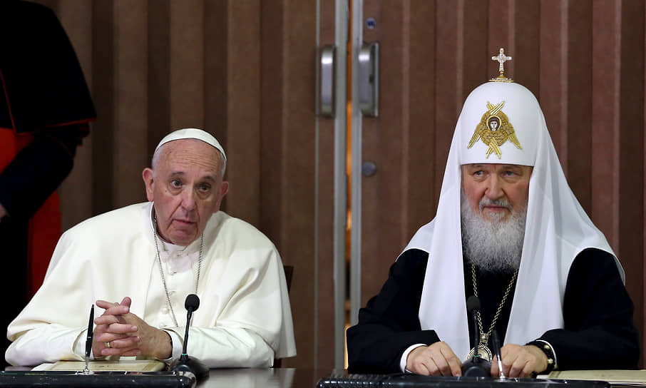 Папа римский Франциск (слева) и патриарх Московский и всея Руси Кирилл на встрече в 2016 году