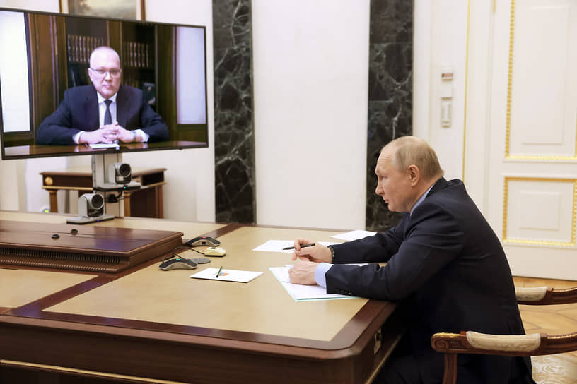 Президент России Владимир Путин с врио губернатора Кировской области Александром Соколовым 