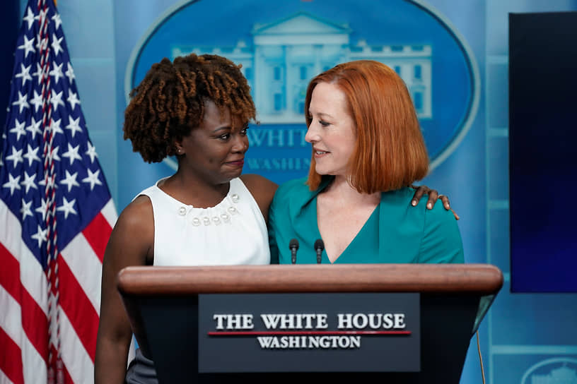 Представляя свою преемницу, Джен Псаки (справа) сказала, что новый пресс-секретарь Белого дома Карин Жан-Пьер представляет голоса меньшинств — это «многое значит», и поэтому она «приветствует это назначение»