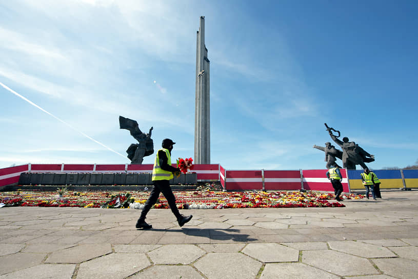 Власти Латвии считают рижский памятник советским воинам-освободителям «занозой в душе латышей»