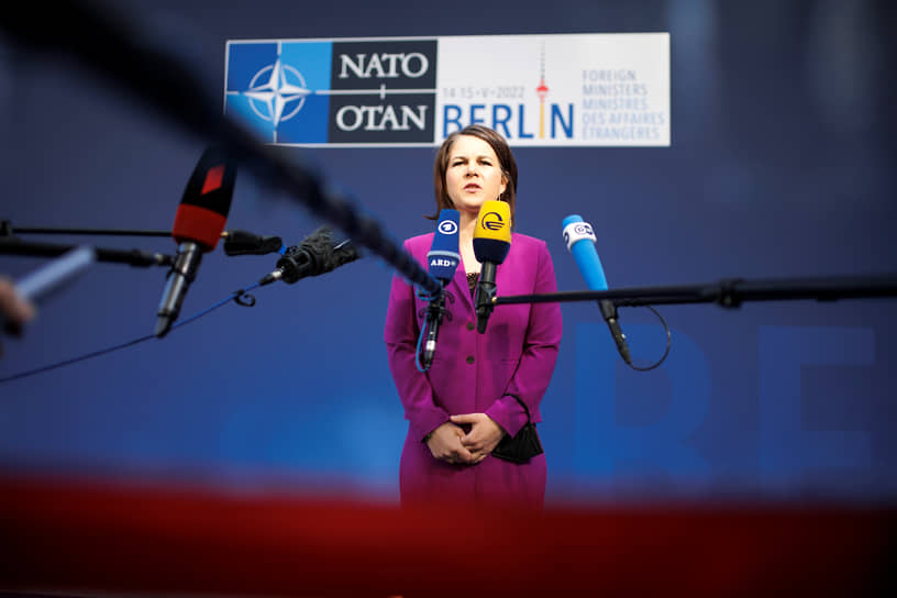 Обращаясь к участникам берлинской встречи НАТО на правах хозяйки, глава МИД Германии Анналена Бербок призвала их осознать, что российская военная операция на Украине стала не только беспрецедентным вызовом Западу, но и началом нового этапа в истории альянса