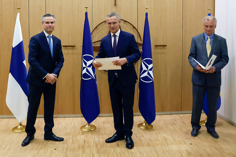 Генеральный секретарь НАТО Йенс Столтенберг (в центре), посол Клаус Корхонен (слева) и посол Швеции Аксель Вернхофф