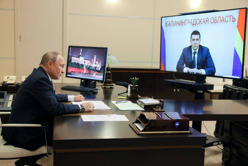 Президент России Владимир Путин во время встречи по видеосвязи с губернатором Калининградской области Антоном Алихановым