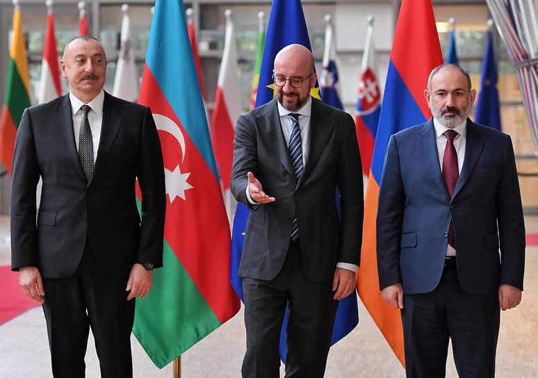 В ходе встречи в Брюсселе премьера Армении Никола Пашиняна (справа) и президента Азербайджана Ильхама Алиева (слева), прошедшей при посредничестве главы Европейского совета Шарля Мишеля (в центре), сторонам удалось согласовать итоговое заявление из трех пунктов