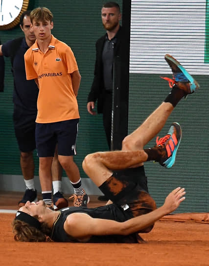 Страшная травма правой лодыжки Александра Зверева (на фото) позволила Рафаэлю Надалю в 14-й раз выйти в финал Roland Garros