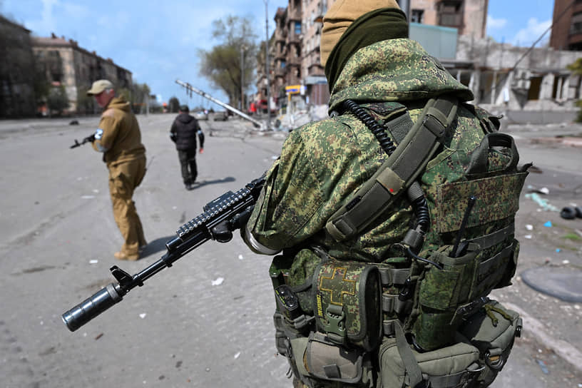 Бойцы спецназа ДНР во время патрулирования улиц Мариуполя