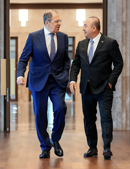 Было видно, что главы МИД России и Турции Сергей Лавров и Мевлют Чавушоглу получают удовольствие от общения друг с другом
