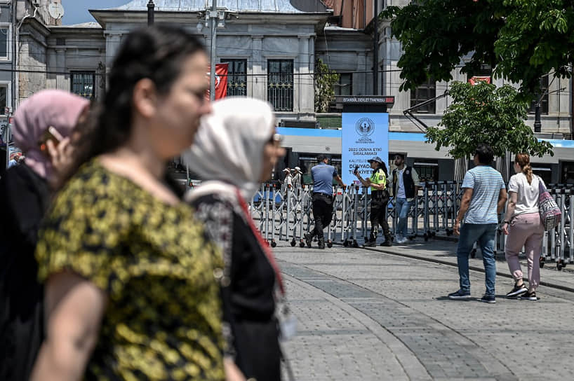 По соображениям безопасности вокруг Голубой мечети и мечети Айя София в Стамбуле установлены полицейские посты